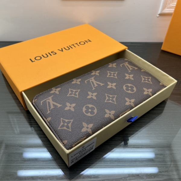 Louis Vuitton Zippy Wallet Monogram Polar Bear Animation 7.5 Inches M62086