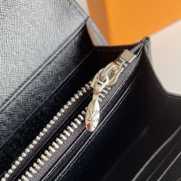 130-2 Louis Vuitton Twist Wallet Epi Black 7.5 Inches M67510