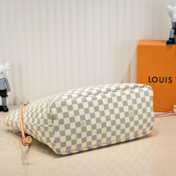 Louis Vuitton Neverfull MM Beige 12.2 Inches N40604