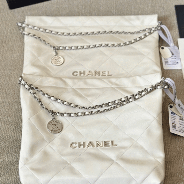2-286 Chanel 22 Bag Small Oiled Off-White/Cream 11.8 Inches