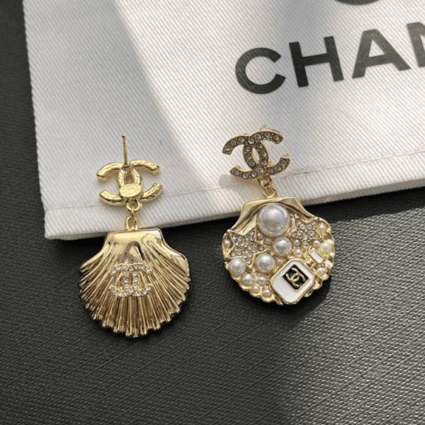 2-481.png Chanel Cc Logo Seashell Drop Earrings With Pearls And Rhinestones Gold-Tone
