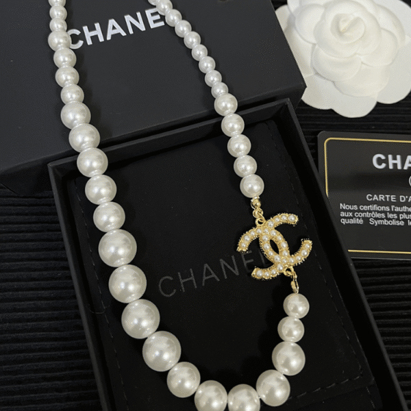 Chanel Pearl Choker Necklace With Cc Logo Pendant Gold-Tone
