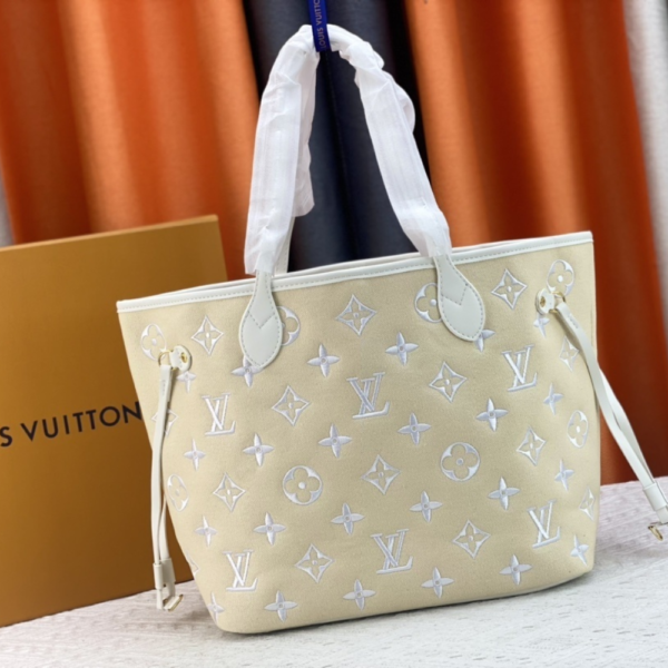 206 Louis Vuitton Neverfull MM Monogram Giant By The Pool White On Beige 12.2 Inches M22838