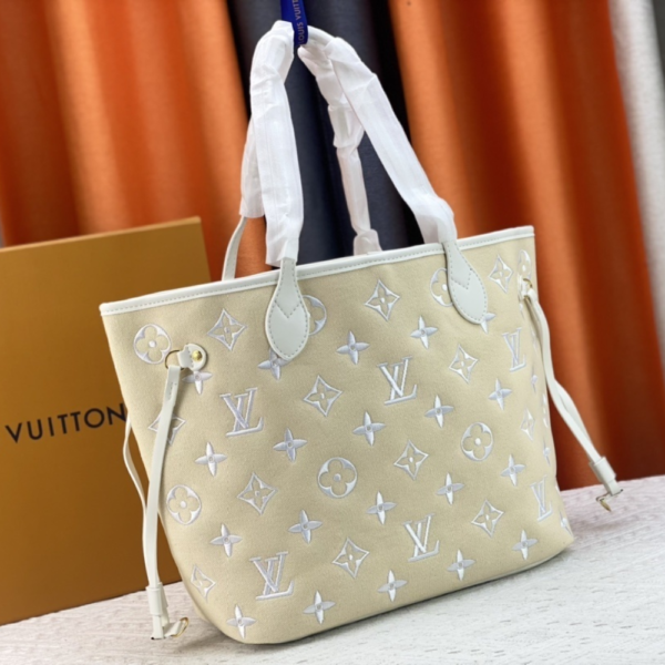 207-1 Louis Vuitton Neverfull MM Monogram Giant By The Pool White On Beige 12.2 Inches M22838