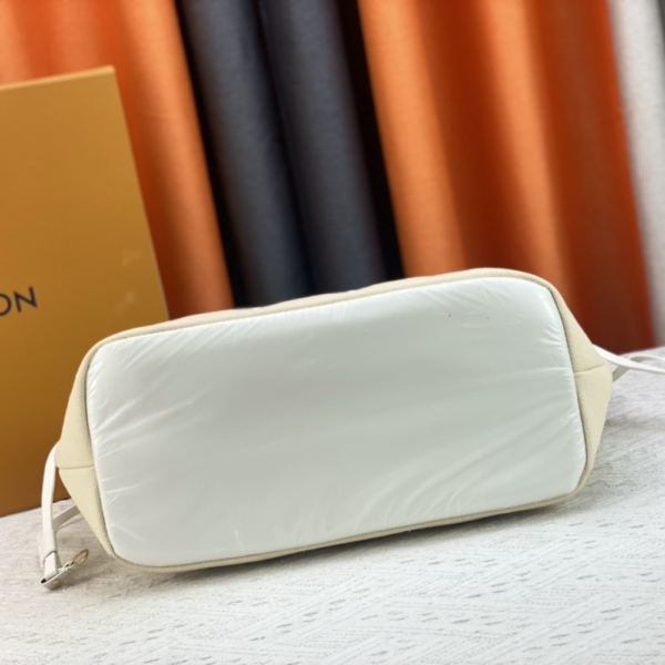 208-1 Louis Vuitton Neverfull MM Monogram Giant By The Pool White On Beige 12.2 Inches M22838