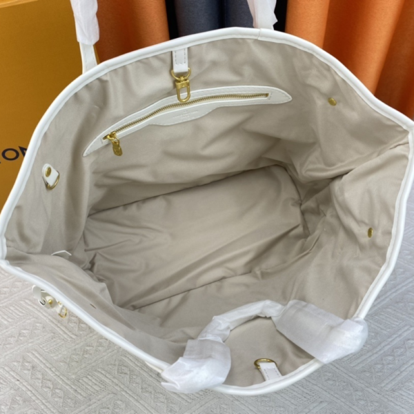 211-1 Louis Vuitton Neverfull MM Monogram Giant By The Pool White On Beige 12.2 Inches M22838