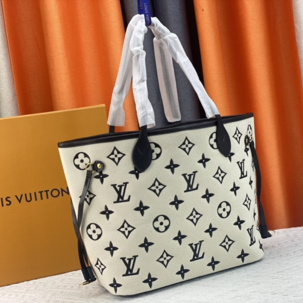Louis Vuitton Neverfull MM Monogram Giant Black On Beige 12.2 Inches M22838