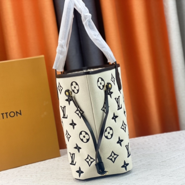 Louis Vuitton Neverfull MM Monogram Giant Black On Beige 12.2 Inches M22838