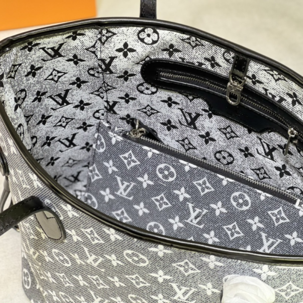 Louis Vuitton Neverfull MM Grey 12.2 Inches M21465