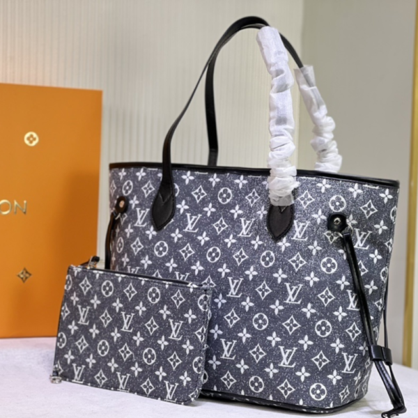Louis Vuitton Neverfull MM Grey 12.2 Inches M21465