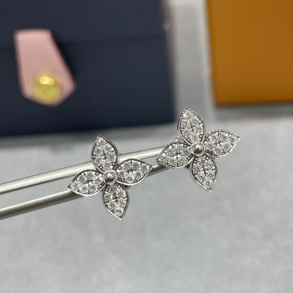 Louis Vuitton Idylle Blossom Stud Earings White Q96966