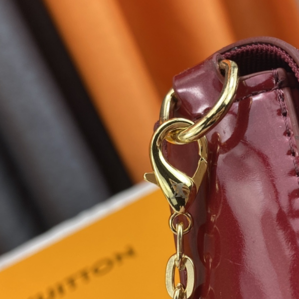 312-1 Louis Vuitton Pochette Félicie Monogram Vernis Amarante 8.3 Inches M61276