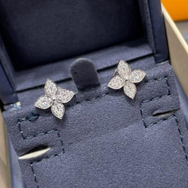Louis Vuitton Idylle Blossom Stud Earings White Q96966