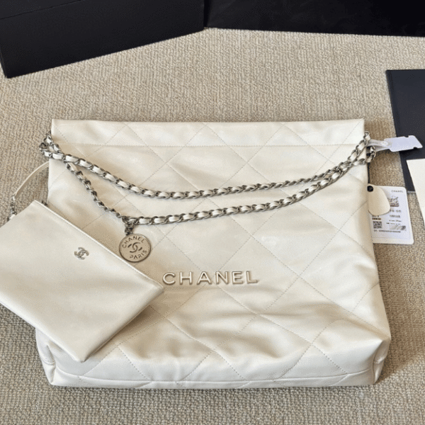 4-276 Chanel 22 Bag Small Oiled Off-White/Cream 11.8 Inches