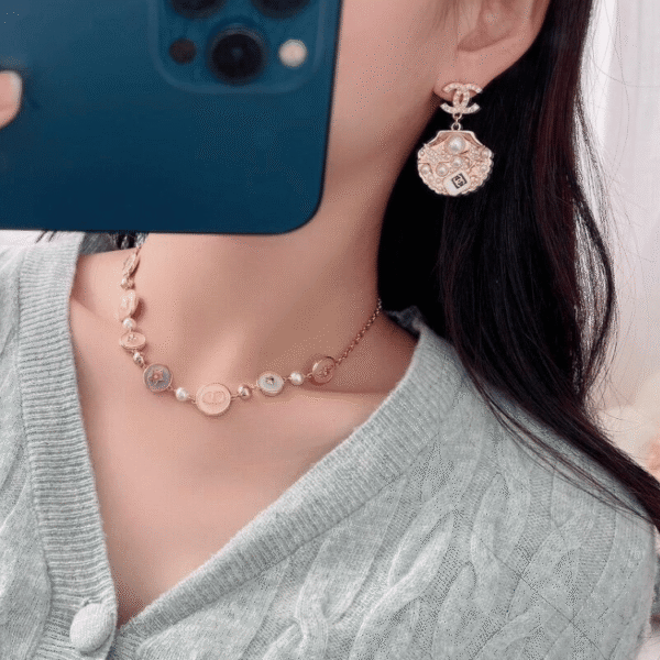 4-466.png Chanel Cc Logo Seashell Drop Earrings With Pearls And Rhinestones Gold-Tone