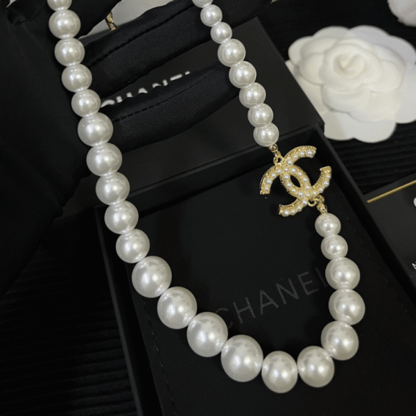 Chanel Pearl Choker Necklace With Cc Logo Pendant Gold-Tone