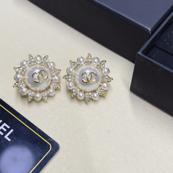 4-481.png Chanel Cc Logo Sunburst Stud Earrings With Pearls And Rhinestones Gold-Tone