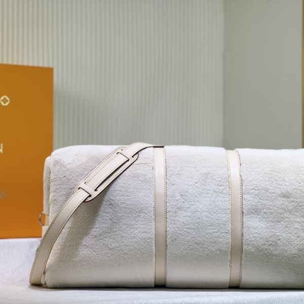 407 Louis Vuitton Puffy Shearling Keepall Bandoulière 50 Beige 19.7 Inches M23108
