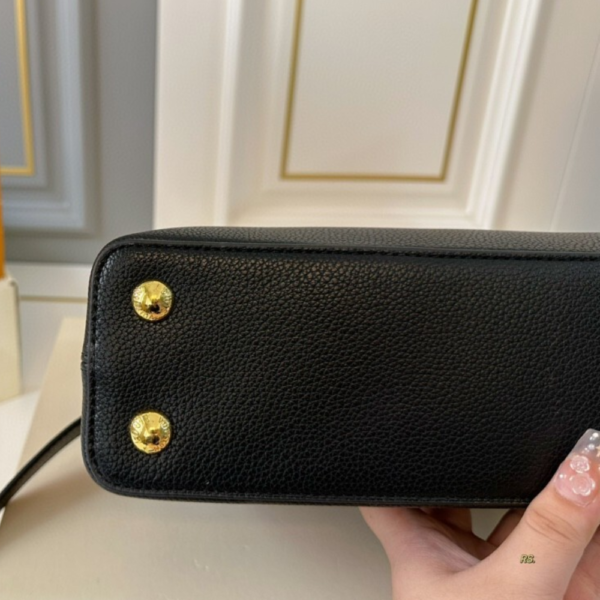 Louis Vuitton Capucines MM Black 12.4 Inches M24727