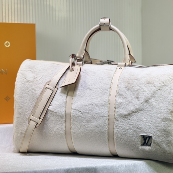 410 Louis Vuitton Puffy Shearling Keepall Bandoulière 50 Beige 19.7 Inches M23108