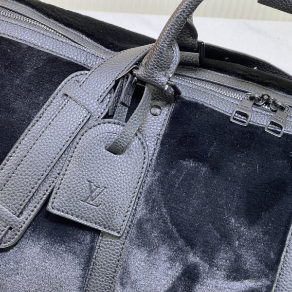 417 Louis Vuitton Puffy Shearling Keepall Bandoulière 50 Black 19.7 Inches M23108
