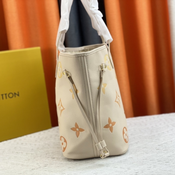 Louis Vuitton Neverfull Monogram MM Gradient Beige 12.2 Inches M46516