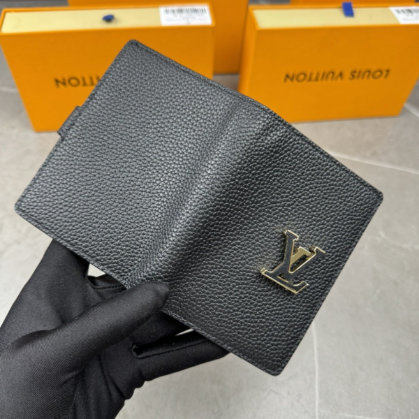 461-1 Louis Vuitton Vertical Compact Wallet Capucines Taurillon Black / Arizona Beige 3.5 Inches M82198