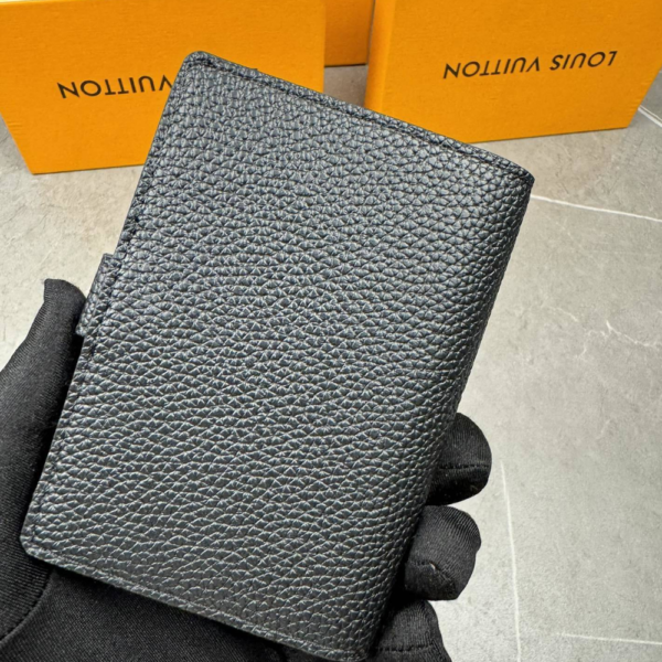 463-1 Louis Vuitton Vertical Compact Wallet Capucines Taurillon Black / Arizona Beige 3.5 Inches M82198