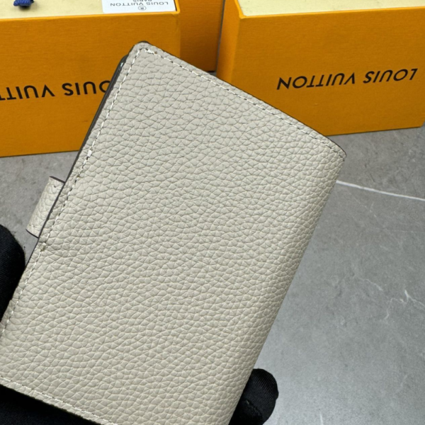 Louis Vuitton Vertical Compact Wallet Capucines Beige 3.5 Inches M82198
