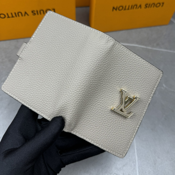 Louis Vuitton Vertical Compact Wallet Capucines Beige 3.5 Inches M82198
