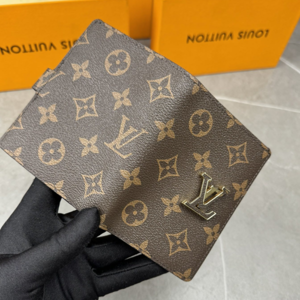 Louis Vuitton Vertical Compact Wallet Capucines Monogram Brown 3.5 Inches M82198