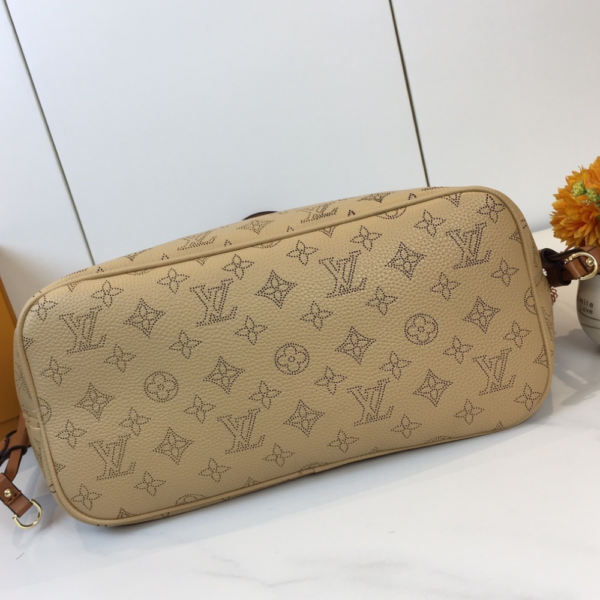 Louis Vuitton Neverfull Monogram Shearling Trim MM 12.2 Inches M56960