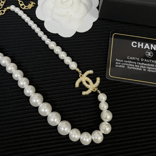 Chanel Pearl Choker Necklace With Cc Logo Pendant Gold-Tone