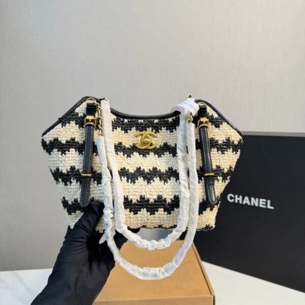5-5 Chanel Clutch And Gold Plated Metal In Black 9.8 Inches AS5038 B17663 94305
