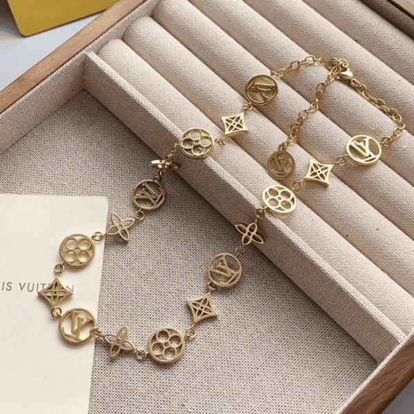 Louis Vuitton Monogram Bloom Necklace Gold-Tone
