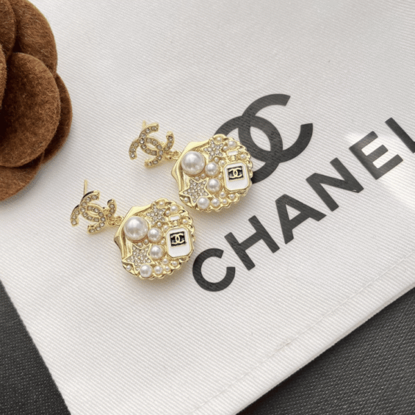 7-145.png Chanel Cc Logo Seashell Drop Earrings With Pearls And Rhinestones Gold-Tone