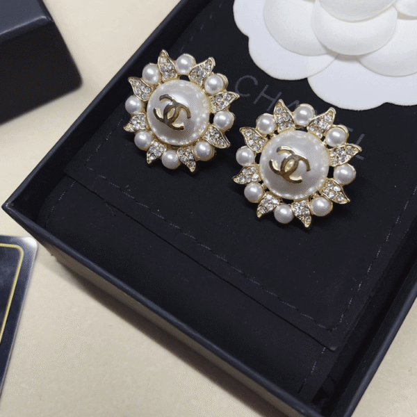 7-156.png Chanel Cc Logo Sunburst Stud Earrings With Pearls And Rhinestones Gold-Tone