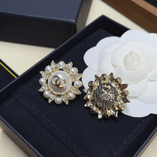 9-35.png Chanel Cc Logo Sunburst Stud Earrings With Pearls And Rhinestones Gold-Tone