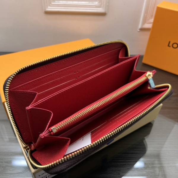 Louis Vuitton Zippy Wallet Monogram Polar Bear Animation 7.5 Inches M62086
