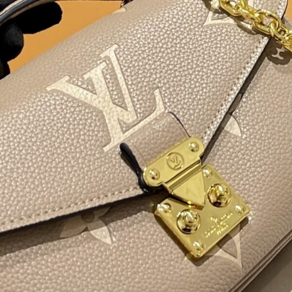 LVB3 Louis Vuitton Pochette Métis East West Bag Gray Cream 8.3 inches M23081